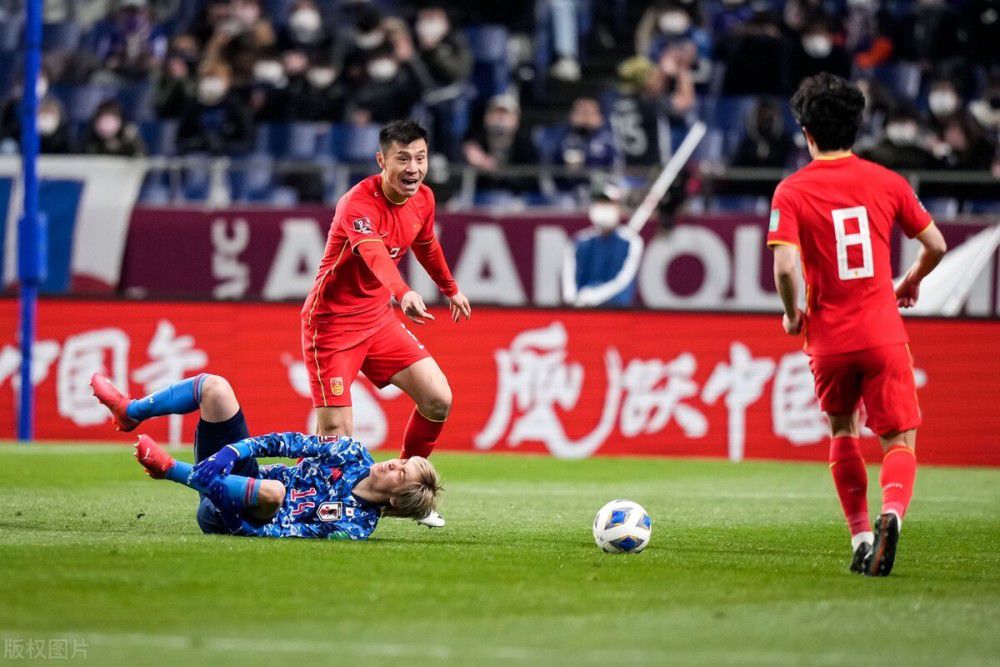劳斯莱斯不都是那种大轿车吗？什么时候出这种吉普了？还吉普……萧常坤鄙夷的说：这叫suv。